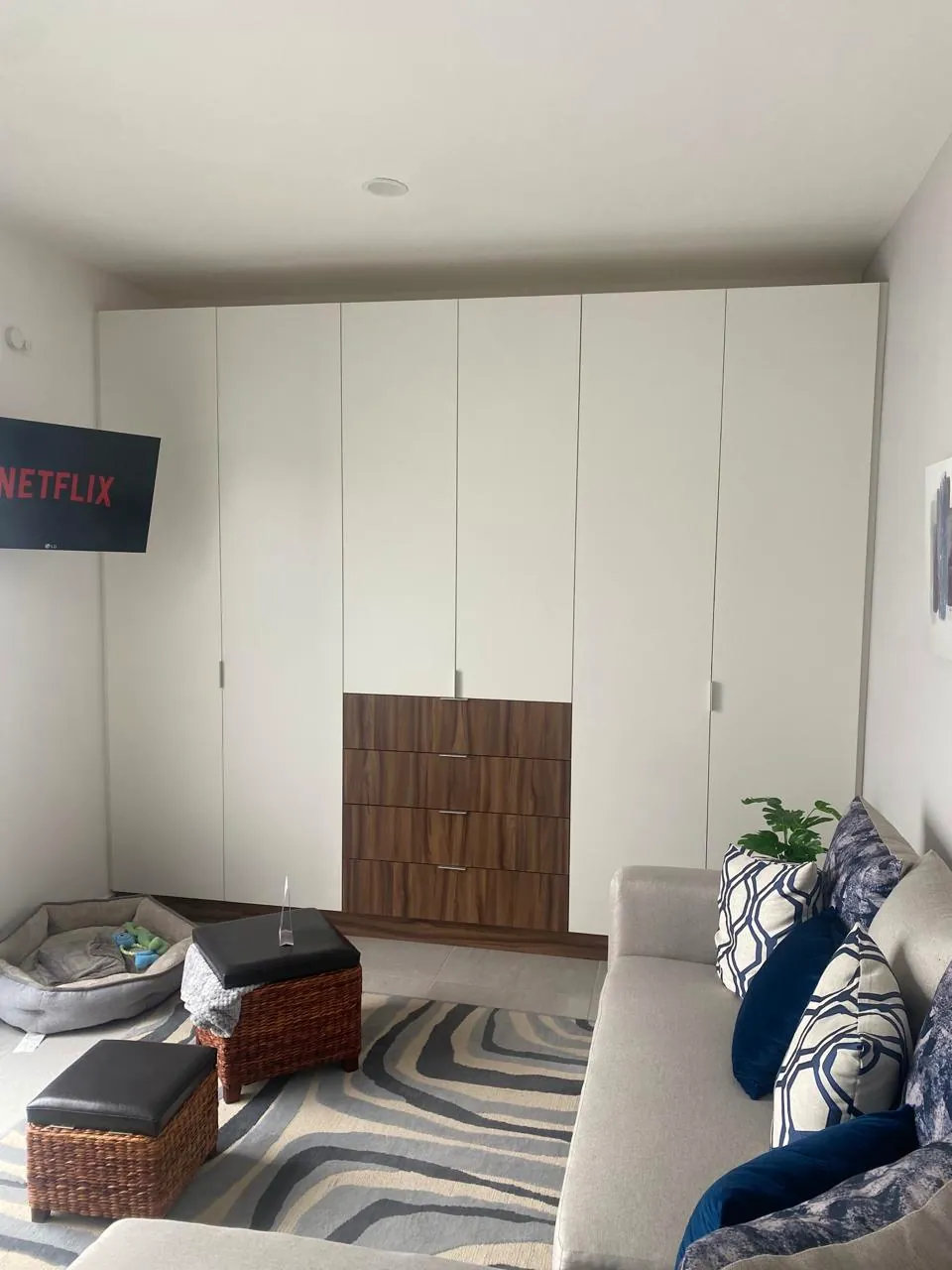 Closet integral blanco con cajonera en nogal