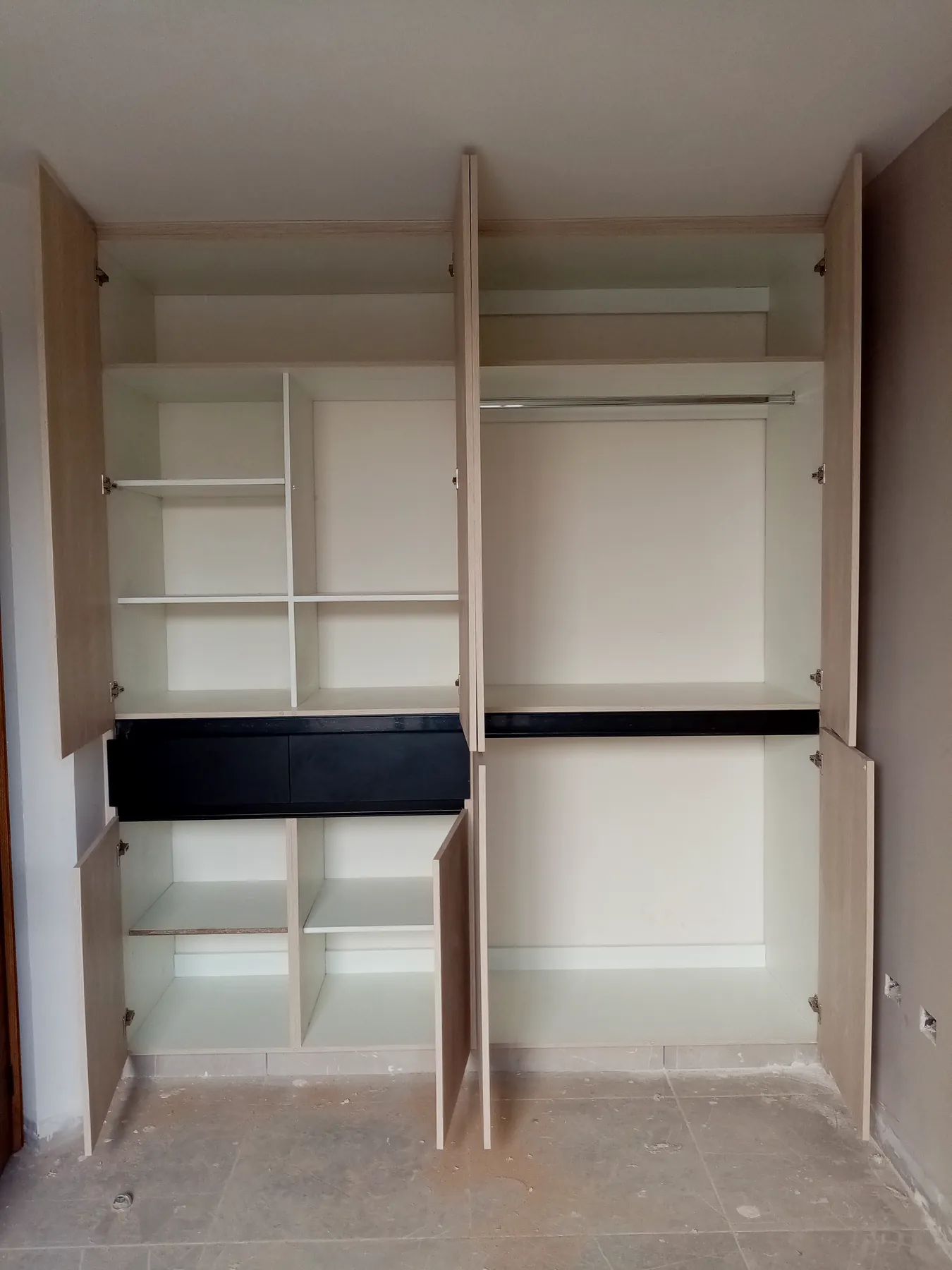 Interior organizado de closet a medida