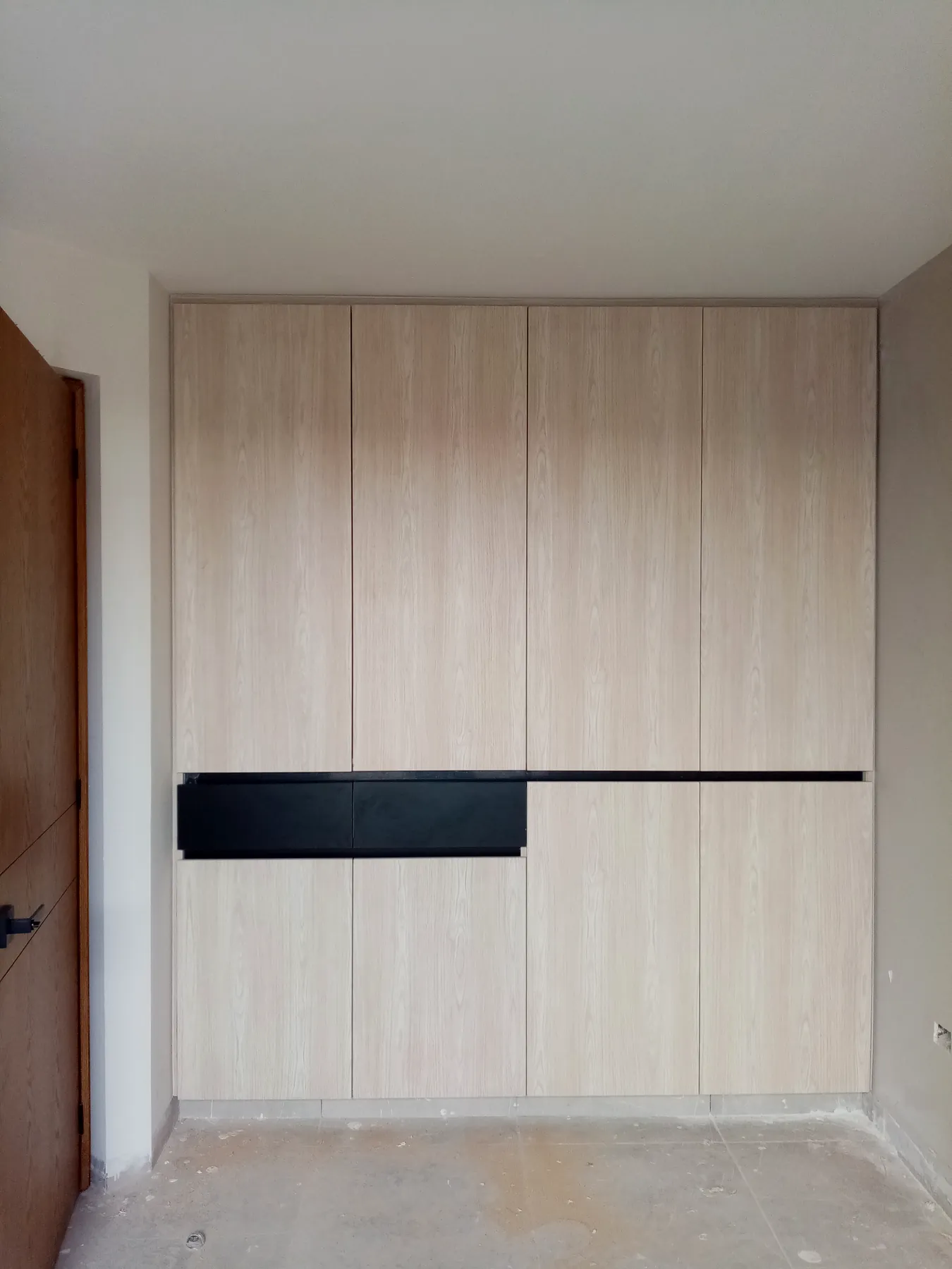 Closet de madera natural de piso a techo