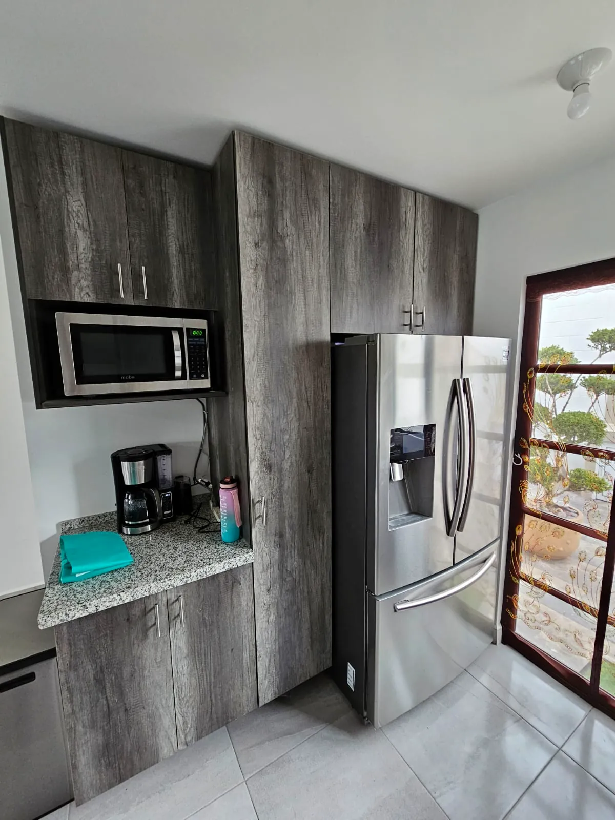 Cocina gris con almacenamiento alto