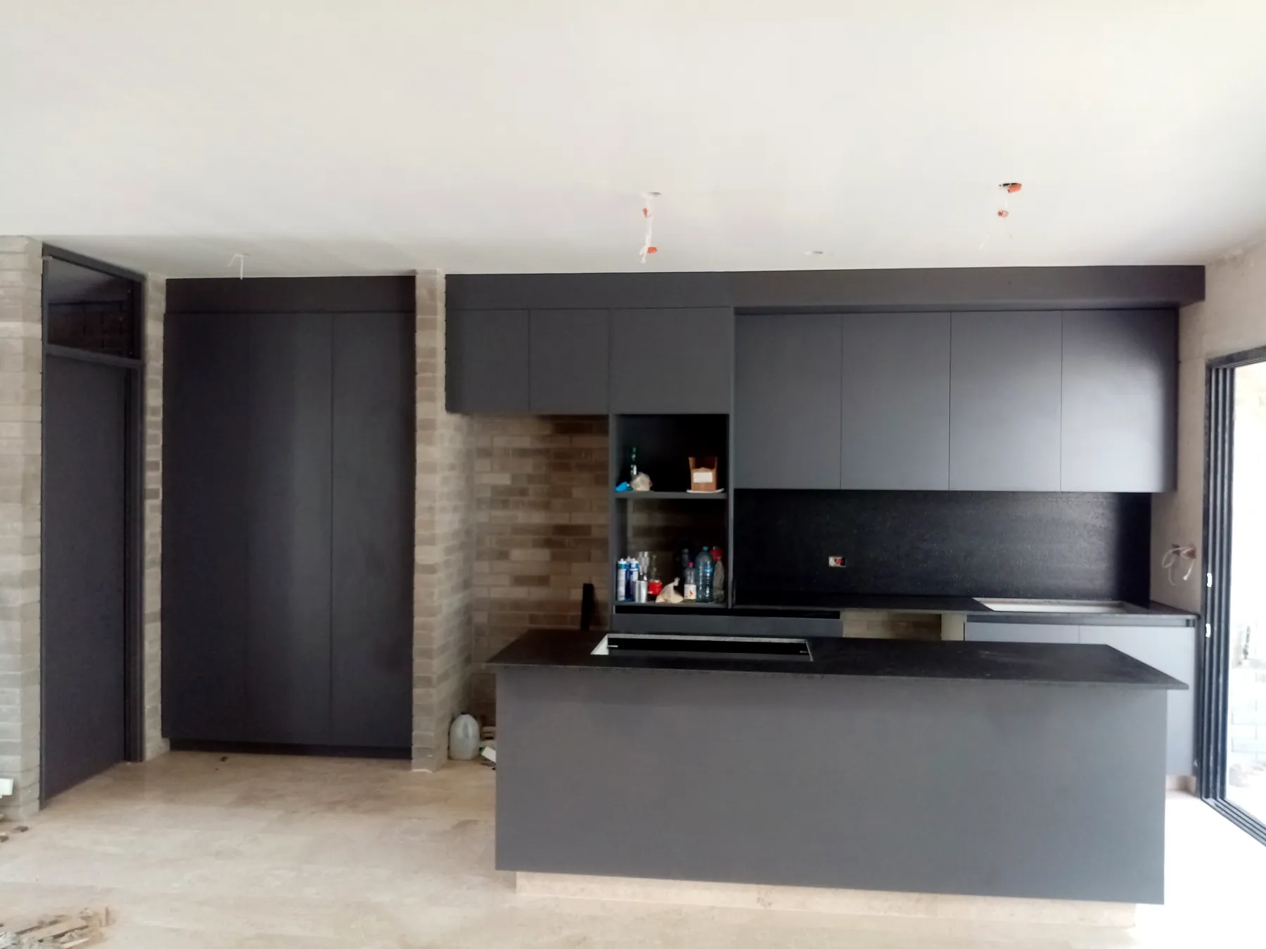 Cocina con isla en tonos grafito