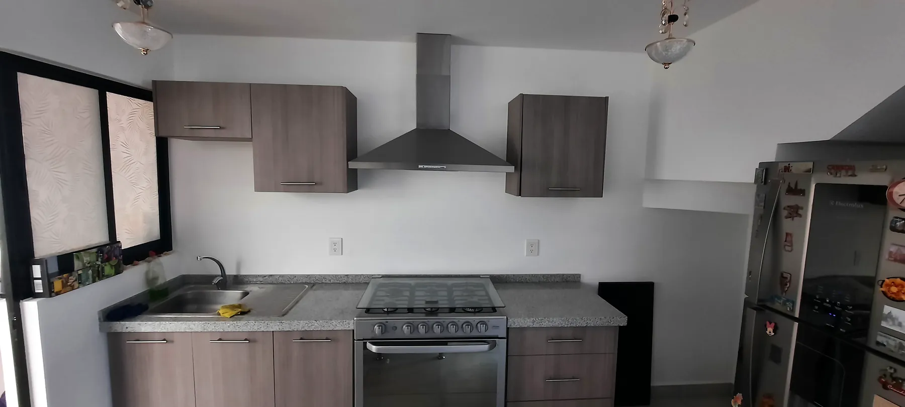 Cocina de madera con campana