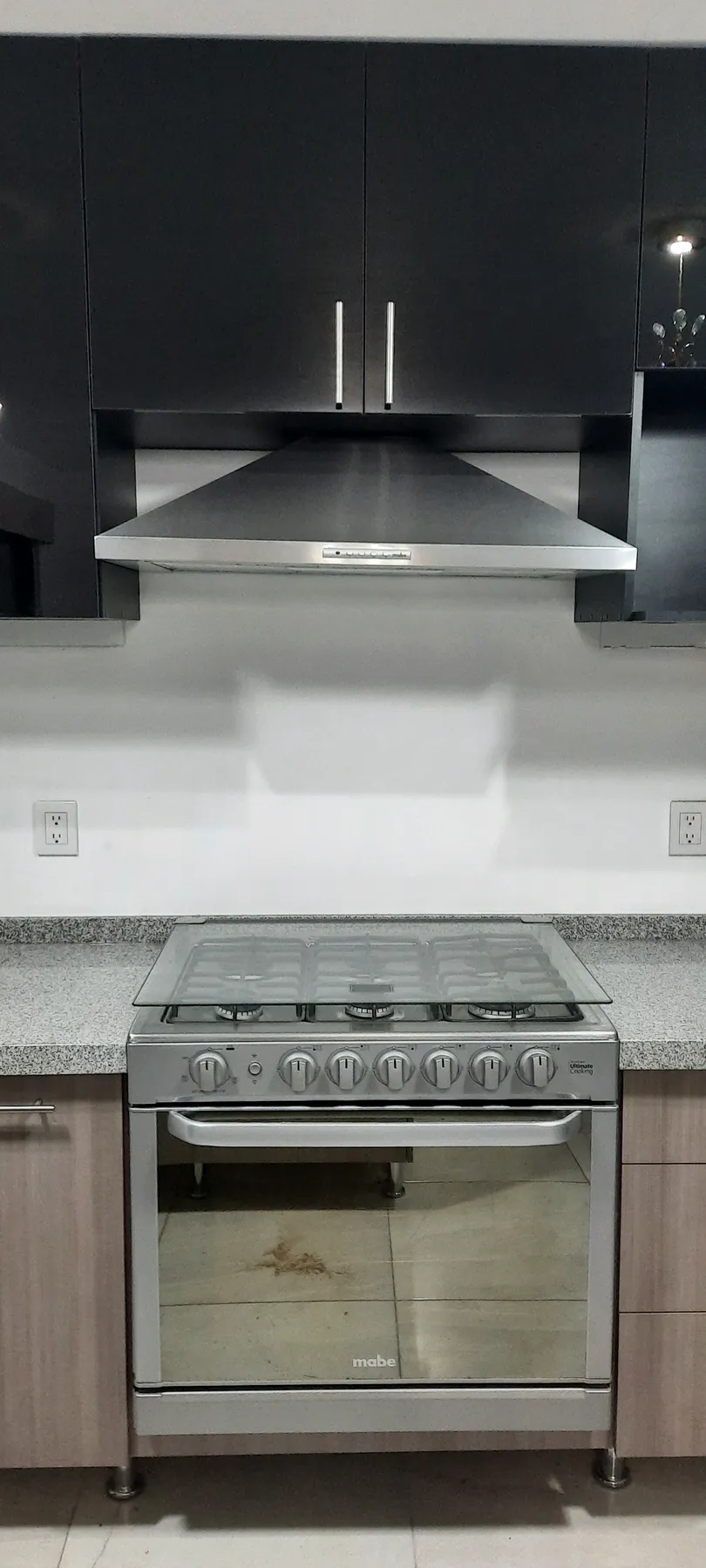 Detalle frontal de cocina negra