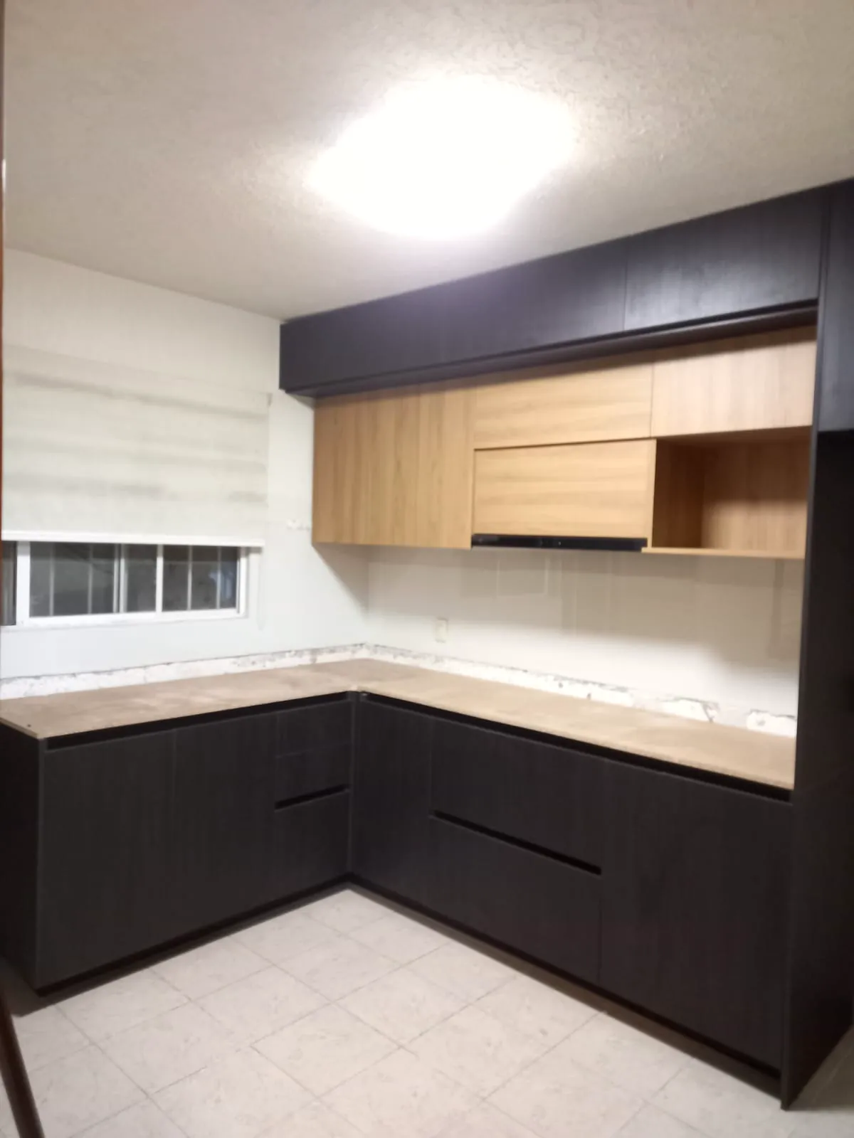 Cocina oscura con madera clara