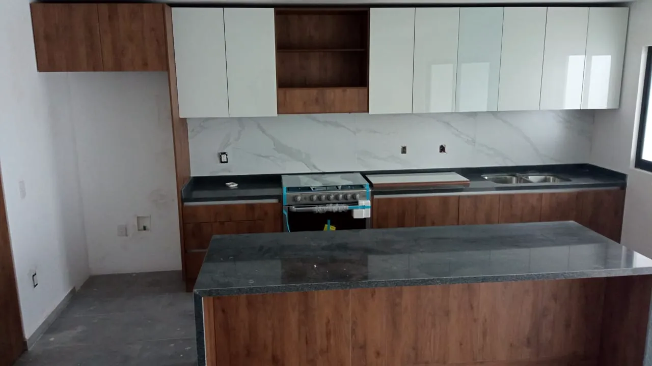 Cocina a medida de madera y blanco con isla
