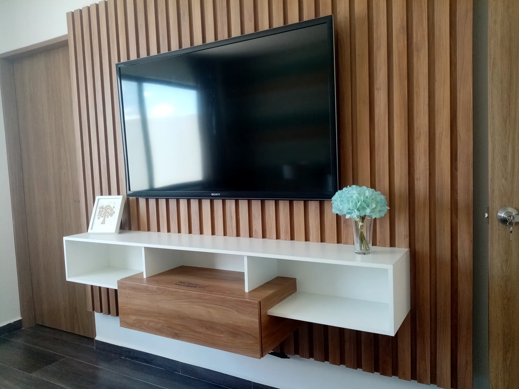 Panel decorativo de madera diseñado e instalado por Make Kitchen